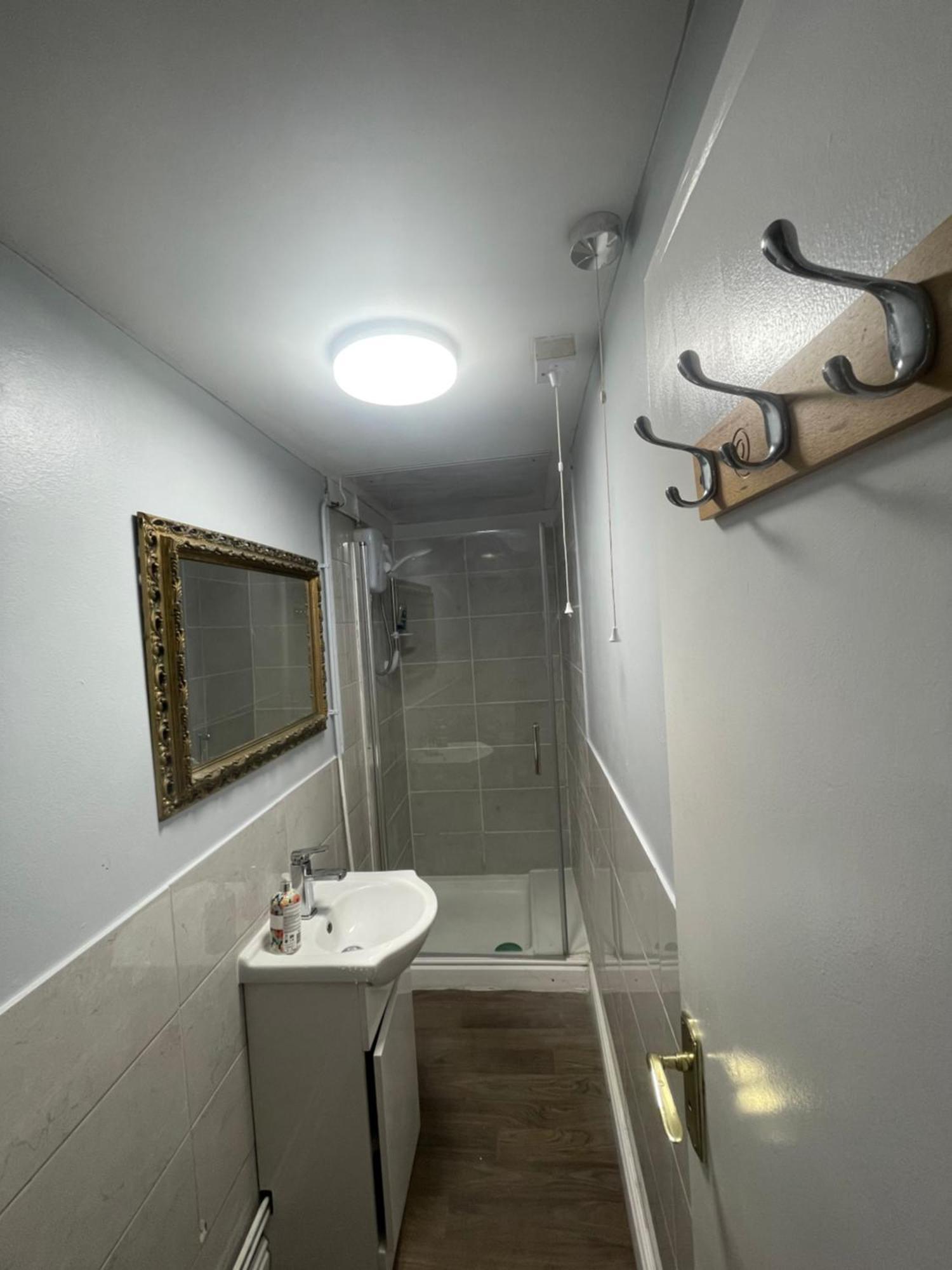 2 Bedroom On Bathroom, Southmead Apartment Bristol
